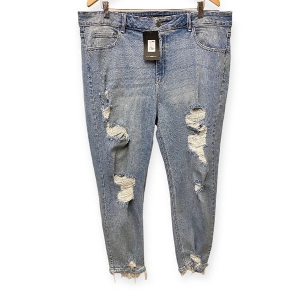 Fashion Nova 18 NWT Finesse High Rise Mom Jeans Women’s Distressed Light Blue - Picture 3 of 11